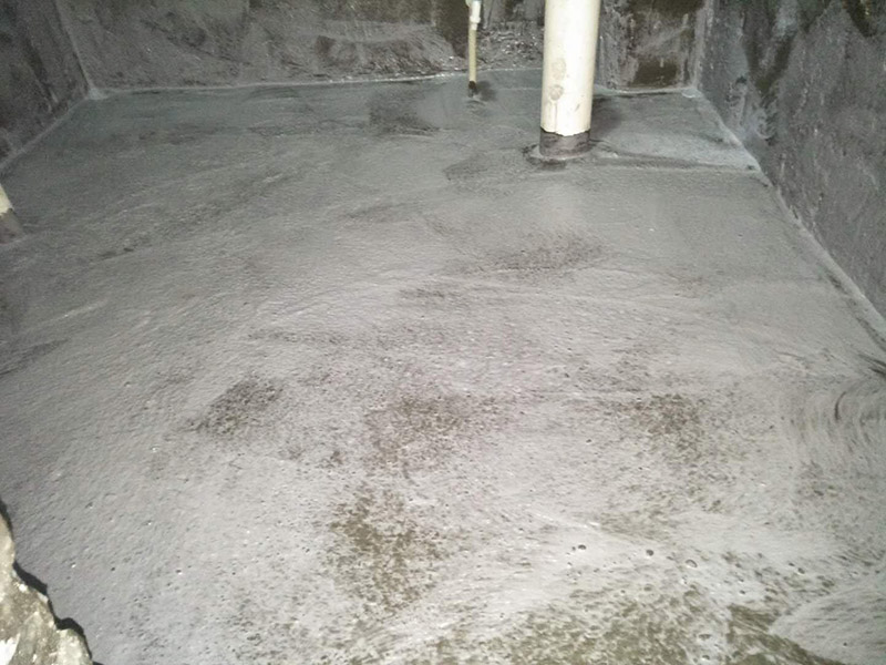 衛(wèi)生間刷防水裝修：1、刷第一遍防水涂料。施工前確保工地干凈、干燥，防水涂料要涂滿，無遺漏，與基層結(jié)合牢固，無裂紋，無氣泡，無脫落現(xiàn)象。涂刷高度一致，厚度要達(dá)到產(chǎn)品規(guī)定要求。2、刷第二遍防水涂料。注意、第二遍防水涂料間需要有一定時間間隔，待遍涂料干透后才能進(jìn)行第二遍，具體時間視涂料而定。間隔時間太短，防水的效果會大打折扣。3、鋪保護(hù)層。為防止之后的施工破壞防水層，需在防水涂料表面鋪上保護(hù)層。保護(hù)層要完全覆蓋防水層，無遺漏，與基層結(jié)合牢固，無裂紋，無氣泡，無脫落現(xiàn)象。4、閉水試驗(yàn)。閉水試驗(yàn)時，地面點(diǎn)的水線不能低于2厘米，保存至少24小時，觀察無滲漏現(xiàn)象后方算合格。如有滲漏，需重做，切莫不能疏忽大意。5、基層處理、清理，做找平層、結(jié)合層，細(xì)部附加層、丙烯酸防水層，蓄水試驗(yàn)、保護(hù)層施工、二次蓄水試驗(yàn)。