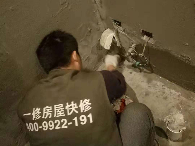 公寓做防水維修：1.利用水泥砂漿水泥砂漿或豆石混凝土鋪平坡度。訣竅是：地漏附近坡度大，門口附近坡度小。 2.利用管根密封膏封嚴(yán)管線，管線要穿透樓板根部。刷防水涂料時(shí)可以貼1-2層玻璃絲布加強(qiáng)防水性。 3.墻壁表面打磨成干凈平光沒(méi)有顆?；覊m，墻壁與地面的交接區(qū)域注意原角和坡角的設(shè)置。 4.聚氨酯防水涂膜由管根和墻角處開始進(jìn)行涂抹，在常溫下經(jīng)過(guò)4小時(shí)放干后，再大面積涂抹和刮刷。注意涂料總厚度大于1. 5毫米，不能有漏刮和鼓泡的不良現(xiàn)象。24小時(shí)后立面涂刷下一層，之后再以垂直的方向進(jìn)行二次涂刷。最后涂膜半固化，拋甩粗砂粒方便與水泥砂漿融合。 5.防水層的設(shè)置與具體區(qū)域有關(guān)。防水地面的防水層應(yīng)高出地面200寬，地面防水層應(yīng)超出衛(wèi)生間門口以外300寬。而又淋浴的衛(wèi)生間墻面防水層則應(yīng)設(shè)置為高出地面1800寬。 6.展開閉水實(shí)驗(yàn)的時(shí)候，先完成防水工作再利用包立管方法。之后再局部進(jìn)行防水。閉水試驗(yàn)也可為了避免破壞地面防水層而免做。