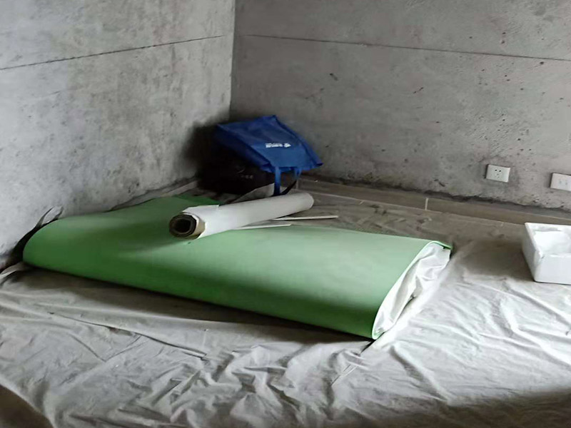 1.舊墻翻新，墻面，頂面，包輔料，不含漆，約260平米；臥室打地面。2.拆除地板，墻群板，衣柜，櫥柜，含建渣外運(yùn)。3.約40米的石膏線。4.樓下拆除門，門套，窗套，共十來個(gè)。拆除兒童房衣柜。廚房門套貼瓷磚5.開槽安裝電話線，網(wǎng)線。6.墻內(nèi)鞋柜開洞，加高尺寸。踢腳線局部修補(bǔ)，含建渣外運(yùn)，簽合同時(shí)師傅收取30%定金。7.廚房墻磚改造40平米。包人工和輔料一項(xiàng)，貼貼磚的基礎(chǔ)上加拼花。8.廚房走線安裝一個(gè)5孔插線板，5米，廚房地漏做防水補(bǔ)磚。