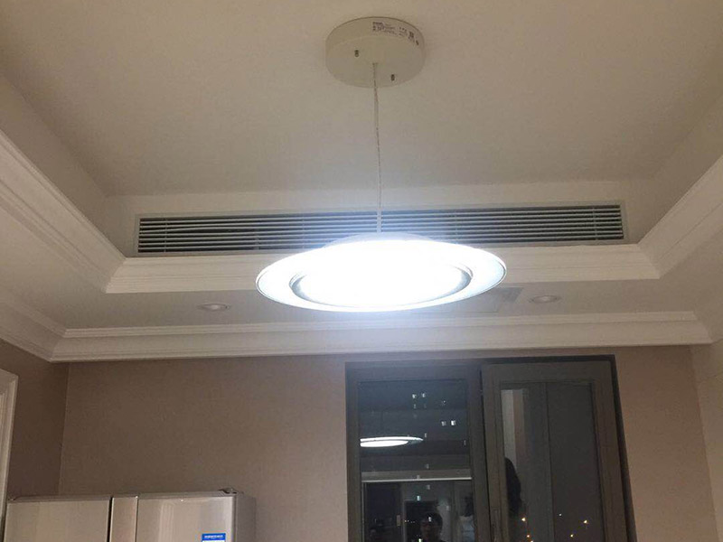 安裝燈具：1、燈具檢查 檢查燈具的安裝配件，看生產商的有關文件和技術是否齊全，看燈具的外觀是否有損壞，有無變形、金屬脫落、腐蝕等現(xiàn)象。 2、組裝燈具 將燈具部件連成一體，燈的穿線長度要適宜，對于多出的線頭應搪錫，要注意區(qū)分火線和零線，將線路理順。 3、燈具安裝 燈具電源線要留足，然后剪去余線，剝出線頭，再用螺釘將燈座安裝在接線盒上。 4、通電試運行 安裝完成后，打開電源，檢測是否通電。