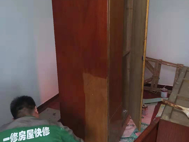 家具刷漆翻新：舊家具刷漆的方法比較簡單，但是在刷漆之前要對原來的表面進(jìn)行打磨，將原有的漆面去掉，可以用砂布進(jìn)行。翻新舊家具有很多需要注意的問題，首先是顏色的選擇，最好選擇和舊家具原有的顏色一致或者相近的顏色，不然翻新的效果可能不是很好。油漆的選擇也比較重要，因為家具翻新一般都是在室內(nèi)進(jìn)行，所以一定要選擇環(huán)保的油漆，以免對室內(nèi)的環(huán)境造成污染。