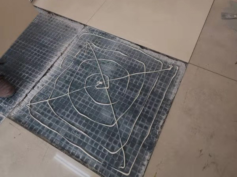 地面空鼓維修：如果是發(fā)現(xiàn)單塊的地磚空鼓超過(guò)標(biāo)準(zhǔn)，可以要求裝修人員把磚撬開了重鋪。方法就是取出空鼓的地磚，可利用吸盤，平直的吊出，然后再按照規(guī)范要求進(jìn)行鋪貼。如果只是小部分松動(dòng)，可以把磚縫清理干凈，用水把地面充分潤(rùn)濕，用水泥漿對(duì)膠水，用膠榔頭輕輕打擊，使水泥漿滲入，滲入后用重物壓使干后就可；如果是一半以上就要重新處理，膠榔頭輕輕打擊地磚，使地磚完全松動(dòng)，清理縫隙，取出 地磚，鑿打地面重新粘貼就可以了；