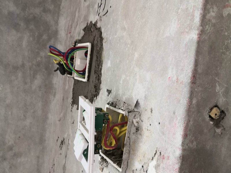 插座布線安裝：衛(wèi)生間的電路改造只需要把整體照明燈具的線路預(yù)留好就可以，相對(duì)來說比較簡(jiǎn)單。另外，衛(wèi)生間是水氣較多的地方，因此，嚴(yán)禁在衛(wèi)生間內(nèi)的潮濕處如淋浴區(qū)或澡盆附近設(shè)置電源插座，其它區(qū)域設(shè)置的電源插座應(yīng)采用防濺式。有外窗時(shí)，應(yīng)在外窗旁預(yù)留排氣扇接線盒或插座，由于排氣風(fēng)道一般在淋浴區(qū)或澡盆附近，所以接線盒或插座應(yīng)距地面2.25m以上安裝。距淋浴區(qū)或澡盆外沿0.6m外預(yù)留電熱水器插座和潔身器用電源插座。在盥洗臺(tái)鏡旁設(shè)置美容用和剃須用電源插座，距地面1.5m～1.6m安裝。安裝在衛(wèi)生間的插座宜帶開關(guān)和指示燈，如果安裝在潮濕位置的插座，最好在插座表面安裝一個(gè)防水的蓋子，避免水汽進(jìn)入插座內(nèi)，引起短路。