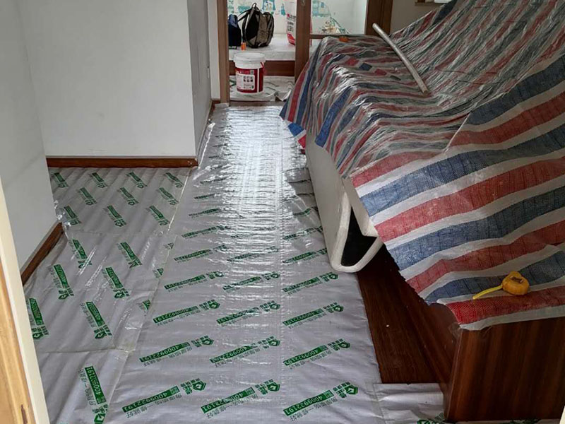 地面保護措施：各種裝修物料的進場以及各種建筑裝修垃圾的清理，都會經(jīng)過入戶門，這些物品在搬運的過程中，難免會和入戶門發(fā)生磕碰，造成入戶門的磕碰劃傷，所以，第一個需要做好成品保護的地方就是入戶門。 做法：在裝修開工前直到家具進場期間，都需要對入戶門進行保護！可以使用成品保護膜將門包裹。地面瓷磚鋪貼完后，用成品保護膜覆蓋磚面，既可以防止裝修時的沙子磨傷地面，同時也能有效地防止油漆涂料等有色液體滴落磚面，造成地面污染。在進行木門、櫥柜、家具等的相關(guān)的安裝或組裝的過程中，成品保護主要體現(xiàn)在兩個方面：一是原有的墻面、地面裝飾的保護，盡量避免因為這些安裝工程對已裝的部分造成破壞；二是安裝的物品本身的保護，注意不要在安裝過程中造成磕碰、劃傷等損傷。