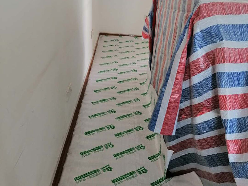 地面保護措施：各種裝修物料的進場以及各種建筑裝修垃圾的清理，都會經(jīng)過入戶門，這些物品在搬運的過程中，難免會和入戶門發(fā)生磕碰，造成入戶門的磕碰劃傷，所以，第一個需要做好成品保護的地方就是入戶門。 做法：在裝修開工前直到家具進場期間，都需要對入戶門進行保護！可以使用成品保護膜將門包裹。地面瓷磚鋪貼完后，用成品保護膜覆蓋磚面，既可以防止裝修時的沙子磨傷地面，同時也能有效地防止油漆涂料等有色液體滴落磚面，造成地面污染。在進行木門、櫥柜、家具等的相關(guān)的安裝或組裝的過程中，成品保護主要體現(xiàn)在兩個方面：一是原有的墻面、地面裝飾的保護，盡量避免因為這些安裝工程對已裝的部分造成破壞；二是安裝的物品本身的保護，注意不要在安裝過程中造成磕碰、劃傷等損傷。