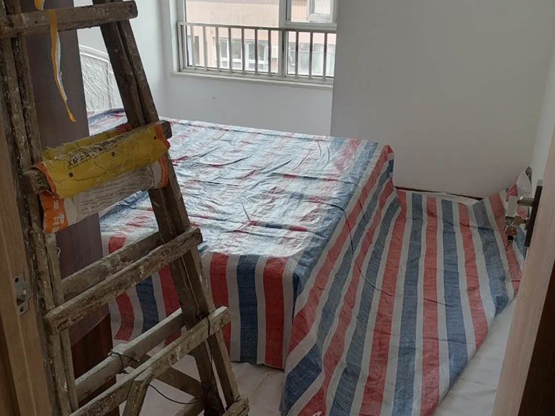 地面保護措施：各種裝修物料的進場以及各種建筑裝修垃圾的清理，都會經(jīng)過入戶門，這些物品在搬運的過程中，難免會和入戶門發(fā)生磕碰，造成入戶門的磕碰劃傷，所以，第一個需要做好成品保護的地方就是入戶門。 做法：在裝修開工前直到家具進場期間，都需要對入戶門進行保護！可以使用成品保護膜將門包裹。地面瓷磚鋪貼完后，用成品保護膜覆蓋磚面，既可以防止裝修時的沙子磨傷地面，同時也能有效地防止油漆涂料等有色液體滴落磚面，造成地面污染。在進行木門、櫥柜、家具等的相關(guān)的安裝或組裝的過程中，成品保護主要體現(xiàn)在兩個方面：一是原有的墻面、地面裝飾的保護，盡量避免因為這些安裝工程對已裝的部分造成破壞；二是安裝的物品本身的保護，注意不要在安裝過程中造成磕碰、劃傷等損傷。