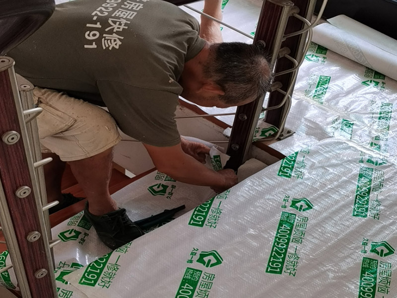 墻面翻新成品保護：家具搬放到房屋中央，對集中放置的家具進行整體保護，防止因墻面翻新而造成不必要的損壞；地板需要用專業(yè)的保護膜進行保護；對于不能移動的家具和家電，如空調等進行成品保護；尤其需要注意有插座、開關面板的位置，防止灰塵進入。 處理墻面出現(xiàn)的開裂、起翹等問題，若不做任何處理直接開始涂刷，使用專業(yè)的打磨機對墻面進行打磨處理，與一般打磨機不同的是，墻面打磨是無塵打磨，在打磨的過程中不會出現(xiàn)灰塵漫天的情況。