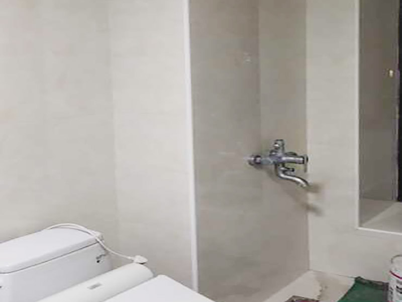 浴室瓷磚鋪貼裝修：在鋪貼瓷磚前，要先把還沒涂抹水泥的地磚鋪在地上，并敲平，然后在地磚上涂滿水泥，鋪在地面，鋪地磚的過程中要對齊四塊磚的對角位置。  另外，在鋪貼瓷磚時也要講究鋪貼順序，在鋪地磚時應從內(nèi)向外貼，有坡度或地漏的地方，要注意排水方向找坡，而墻面磚應從下往上貼，底層的瓷磚要最后貼，這樣鋪貼出來才美觀，鋪完地磚后還要壓地磚。 瓷磚鋪貼像是用膠水把兩個東西粘貼在一起，如果物體表面有臟東西的話，粘貼就不會很牢固，因此在鋪貼瓷磚前我們要先清理浴室的墻面和地面。如果墻面本身有裂痕，也要先進行處理再鋪貼瓷磚；而地面有不平或不直的地方也要先進行找平處理，這樣貼出來的瓷磚才比較完美。
