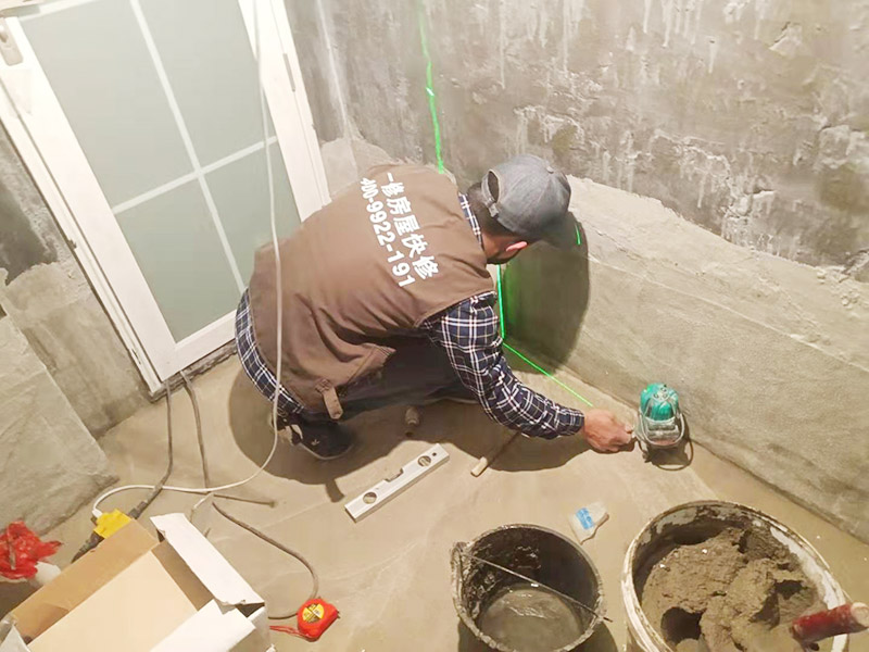 衛(wèi)生間墻面貼磚：施工前將需要的材料整齊堆放在一旁待用。首先應(yīng)除去基層表面的污垢，油漬，浮灰;除去基層上所有涂料層，膩?zhàn)訉?如果基層未能達(dá)到平整度要求，需對基層進(jìn)行預(yù)先的找平處理。 鋪貼瓷磚前需事先找好垂直線，以此為基準(zhǔn)鋪貼的瓷磚高低均勻、垂直美觀;此外，施工前在墻體四周需彈出標(biāo)高控制線，在地面彈出十字線，以控制地磚分隔尺寸。 加水后將粘結(jié)劑漿料攪拌至潤滑均勻，無明顯塊狀或糊狀結(jié)塊，攪拌后的漿料靜置5-10分鐘后再稍加攪拌1-2分鐘即可使用。在開始鋪貼施工前，需要先清理瓷磚表面的浮灰，污垢等。將調(diào)制好的漿料均勻地抹在瓷磚背面，要求漿料飽滿。將瓷磚平整地鋪貼在基層上，使用橡膠錘將瓷磚拍實(shí)鋪平。施工過程中，可小幅度轉(zhuǎn)動(dòng)瓷磚，使?jié){料與瓷磚背面充分接觸。
