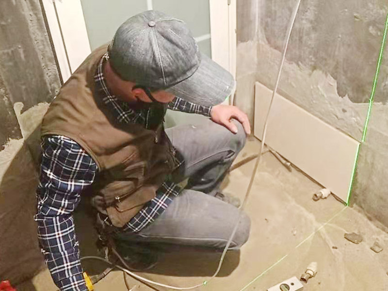 衛(wèi)生間墻面貼磚：施工前將需要的材料整齊堆放在一旁待用。首先應(yīng)除去基層表面的污垢，油漬，浮灰;除去基層上所有涂料層，膩?zhàn)訉?如果基層未能達(dá)到平整度要求，需對基層進(jìn)行預(yù)先的找平處理。 鋪貼瓷磚前需事先找好垂直線，以此為基準(zhǔn)鋪貼的瓷磚高低均勻、垂直美觀;此外，施工前在墻體四周需彈出標(biāo)高控制線，在地面彈出十字線，以控制地磚分隔尺寸。 加水后將粘結(jié)劑漿料攪拌至潤滑均勻，無明顯塊狀或糊狀結(jié)塊，攪拌后的漿料靜置5-10分鐘后再稍加攪拌1-2分鐘即可使用。在開始鋪貼施工前，需要先清理瓷磚表面的浮灰，污垢等。將調(diào)制好的漿料均勻地抹在瓷磚背面，要求漿料飽滿。將瓷磚平整地鋪貼在基層上，使用橡膠錘將瓷磚拍實(shí)鋪平。施工過程中，可小幅度轉(zhuǎn)動(dòng)瓷磚，使?jié){料與瓷磚背面充分接觸。