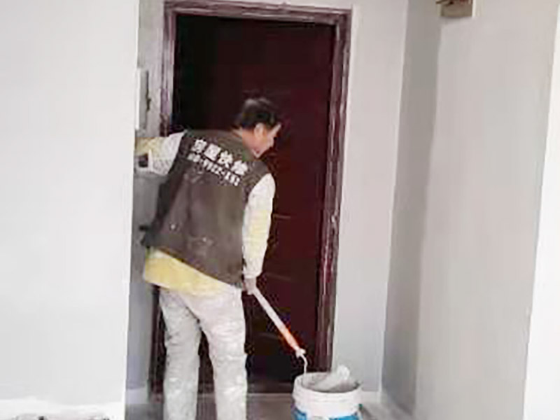墻面刷墻固施工：1.將墻面清潔干凈，抹灰。 2.然后用石膏在墻面找平，批刮膩?zhàn)印?3.將抹過膩?zhàn)拥膲γ孀錾把a(bǔ)。 4.涂一層防水膩?zhàn)訉?，再滾涂兩遍乳膠漆。 5.最后將腳線和其他處油漆清理干凈，檢查墻面。