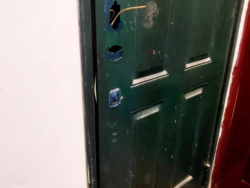 防盜門嘎吱嘎吱響怎么快速維修，上面維修安裝的師傅會(huì)怎么做