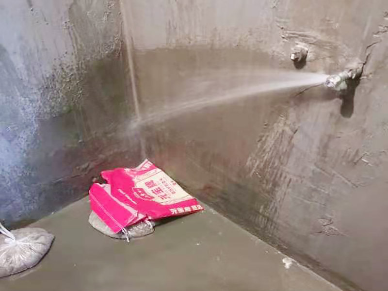 浴室防水閉水試驗(yàn)：閉水試驗(yàn)也叫蓄水試驗(yàn)，要放滿水，水要有足夠容積。 蓄水試驗(yàn)的蓄水深度應(yīng)不小于20毫米，蓄水高度一般為30～40毫米，蓄水時(shí)間不得低于24小時(shí)，移步樓下，觀察樓下樓頂有無(wú)漏水現(xiàn)象，無(wú)漏水現(xiàn)象視為合格。 一般在屋面、衛(wèi)生間或有防水要求的房間做此試驗(yàn)。蓄水試驗(yàn)的前期每1小時(shí)應(yīng)到樓下檢查一次，后期每2～3小時(shí)到樓下檢查一次。若發(fā)現(xiàn)漏水情況，則應(yīng)立即停止蓄水試驗(yàn)，重新進(jìn)行防水層完善處理，處理合格后再進(jìn)行蓄水試驗(yàn)。