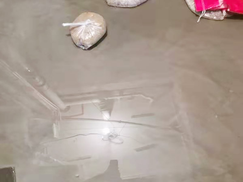 浴室防水閉水試驗(yàn)：閉水試驗(yàn)也叫蓄水試驗(yàn)，要放滿水，水要有足夠容積。 蓄水試驗(yàn)的蓄水深度應(yīng)不小于20毫米，蓄水高度一般為30～40毫米，蓄水時(shí)間不得低于24小時(shí)，移步樓下，觀察樓下樓頂有無(wú)漏水現(xiàn)象，無(wú)漏水現(xiàn)象視為合格。 一般在屋面、衛(wèi)生間或有防水要求的房間做此試驗(yàn)。蓄水試驗(yàn)的前期每1小時(shí)應(yīng)到樓下檢查一次，后期每2～3小時(shí)到樓下檢查一次。若發(fā)現(xiàn)漏水情況，則應(yīng)立即停止蓄水試驗(yàn)，重新進(jìn)行防水層完善處理，處理合格后再進(jìn)行蓄水試驗(yàn)。