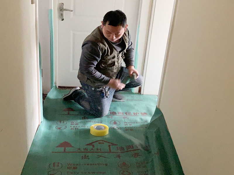 走廊地面成品保護(hù)：成品 保護(hù)的目的 為加快先進(jìn)技術(shù)與現(xiàn)代管理方法和手段在項目的運用，努力降低成本，提高工程質(zhì)量，確保全面實現(xiàn)對業(yè)主的承諾。施工現(xiàn)場隨著施工進(jìn)行，成品保護(hù)工作顯得尤為重要，做好成品保護(hù)工作，是在施工過程中要對已完工分項進(jìn)行保護(hù)，否則一旦造成損壞，將會增加修復(fù)工作，帶來工、料浪費、工期拖延及經(jīng)濟損失。因此成品保護(hù)是施工管理重要組織部分，是保證施工生產(chǎn)順利進(jìn)行的主要環(huán)節(jié)。