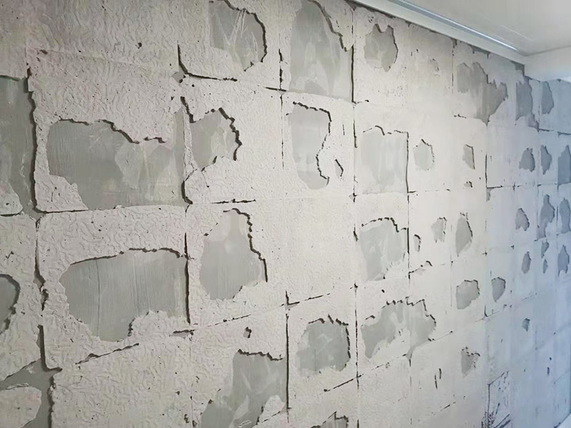 墻磚拆除維修：先把地面上的東西全搬出去，然后戴上手套和防護(hù)眼鏡，用錘子把一塊瓷磚敲碎，再用扁的鑿子往里撬，一片一片慢慢鑿，這種方法費(fèi)力費(fèi)時(shí)。用小型的電鎬或瓷磚鏟除機(jī)就能輕輕松松完成任務(wù)。