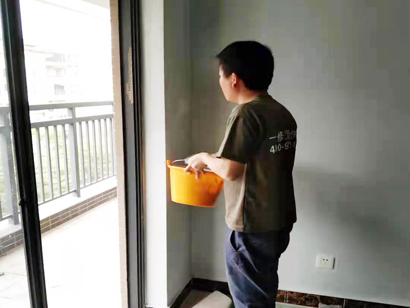 太空灰涂刷翻新：先查驗(yàn)下壓無氣噴涂裝備，試噴一下，包管噴涂的漆里平均、涂層致稀、漆膜細(xì)致。墻里仄整戰(zhàn)細(xì)致水平?jīng)]有曉得要比滾輪戰(zhàn)腳工的刷子做出的結(jié)果很多多少少倍。 　　噴涂的事情職員皆要身著專業(yè)的事情服才氣施工，每一個(gè)工人皆要顛末少達(dá)幾個(gè)月的專業(yè)培訓(xùn)，現(xiàn)場的量量有專人監(jiān)視把閉，流程設(shè)置天專業(yè)、嚴(yán)酷。手藝良好的初級(jí)噴涂技師正在3小時(shí)內(nèi)，能夠讓您家里的墻里面目一新。噴涂時(shí)工人會(huì)嚴(yán)酷根據(jù)操縱規(guī)程去施工，包管噴涂的結(jié)果又快又好。