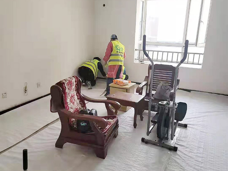 地面成品保護(hù)措施：瓷磚、地板的鋪裝，也屬于基礎(chǔ)裝修的部分，經(jīng)常發(fā)現(xiàn)瓷磚施工時(shí)和施工后都沒有做成品保護(hù)工作，具體的表現(xiàn)有：瓷磚邊鋪邊勾縫、在剛鋪的瓷磚、地板上堆放雜物、剛鋪的瓷磚就在上面走動(dòng)踩踏、地面瓷磚、地板沒有使用成品保護(hù)膜覆蓋等，這些都會(huì)影響瓷磚的鋪貼效果，造成瓷磚的施工質(zhì)量問題。