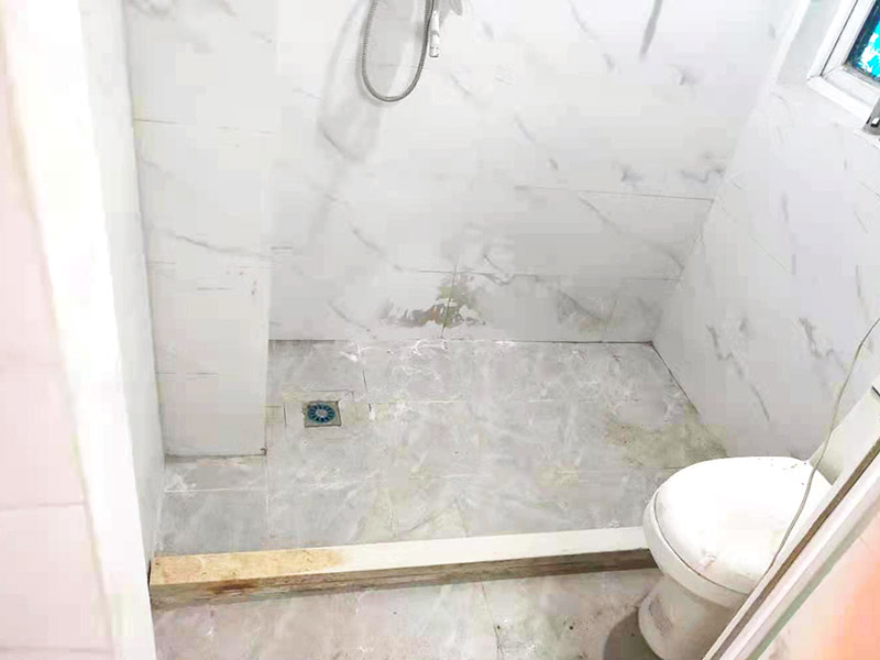 浴室地面擋水條安裝：房屋裝修時鋪地板磚的過程中會留出一條槽，水泥砂漿鋪平后放入大理石的擋水條。在鋪地磚的時候先將擋水條嵌在地磚里面，配套浴簾用的擋水條，安裝時測量好安裝高度。使浴簾自然下垂，垂進(jìn)擋水條里三厘米左右，是最好的安裝效果且安裝后水不會外濺。