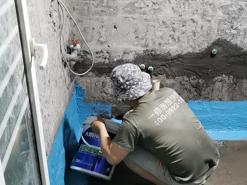 衛(wèi)生間地面刷防水：首先就要清理地面的渣子和灰塵，而且坡度也很重要，門(mén)口附近坡度小，地漏附近坡度大，這樣有利于排水。地面不平，在涂刷防水涂料的時(shí)候就可能會(huì)涂不均勻，又或是地面因?yàn)椴黄蕉菀琢验_(kāi)，這即使是涂了防水涂料上去也會(huì)隨著地面裂開(kāi)。