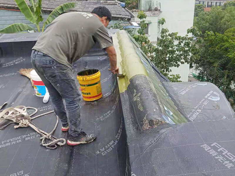 屋面防水卷材后刷防水：防水層鋪貼之前，所有其它工程必須施工完畢，然后清理基層?；鶎颖仨毱秸?jiān)固、無(wú)松動(dòng)、起砂、起鼓、 凹凸和裂縫，而且防水一般都是兩遍，最好是卷材防水和涂料防水一起做，這樣最保險(xiǎn)，在基層先均勻涂刷基層處理劑一層。待基層處理劑干燥后,可涂刷膠粘劑，應(yīng)一次涂刷均勻。將卷材按預(yù)定位置放好后開(kāi)始鋪貼，用膠粘劑粘平，干燥數(shù)分鐘后用壓輥壓實(shí)。