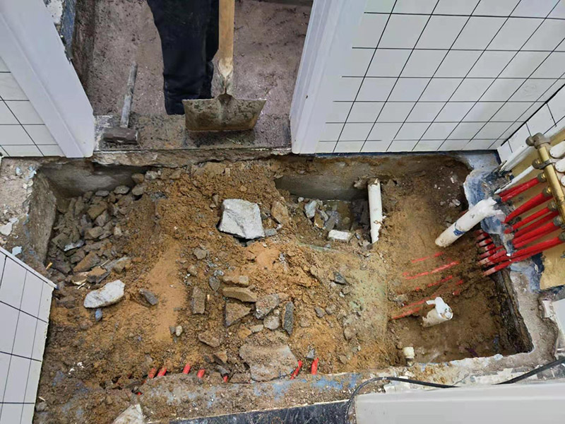 衛(wèi)生間拆除后防水翻新:衛(wèi)生間翻新如果漏水就要更換水電，尤其是那些隱蔽性極強(qiáng)，一般埋在地下或墻壁內(nèi)的。在進(jìn)行翻新的時(shí)候，最好一并更換，不管有沒有問題，這樣都能給日后的生活帶來保障。更換完水電之后，就可以進(jìn)行瓷磚的鋪貼了。