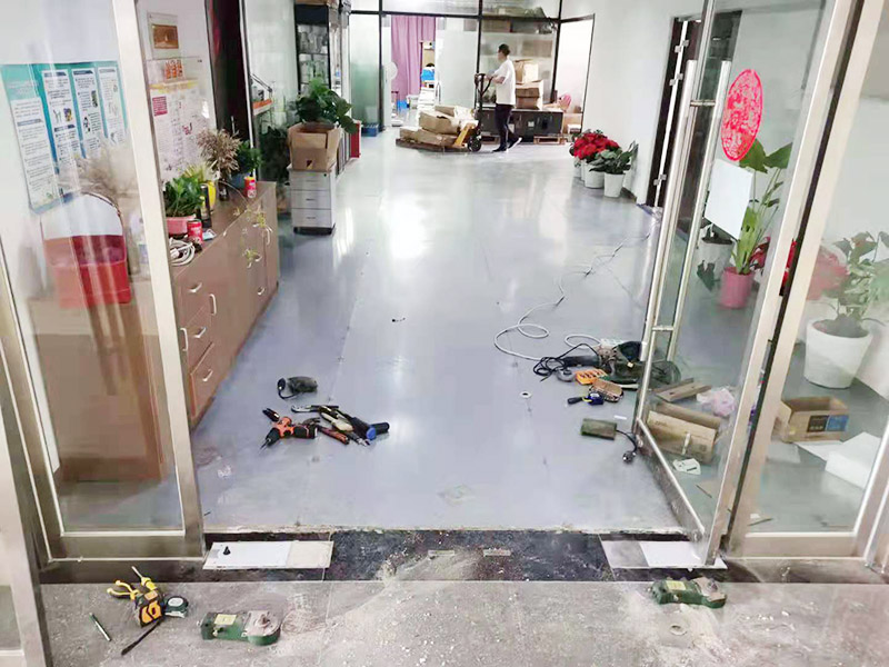 玻璃門(mén)地彈簧更換：地彈簧是一種閉門(mén)器，而這種閉門(mén)器在玻璃門(mén)中使用較多。玻璃門(mén)地彈簧也是一種液壓式閉門(mén)器，其壓緊彈簧的裝置為蝸輪，主要是因?yàn)槲佪喛梢哉聪蛐D(zhuǎn)，根據(jù)玻璃門(mén)地彈簧的特點(diǎn)，基本配置是天軸和地軸，除了玻璃門(mén)，可以適用于幾乎所有木制、鋼制、鋁合金門(mén)和使用玻璃門(mén)夾的無(wú)邊框玻璃門(mén)。