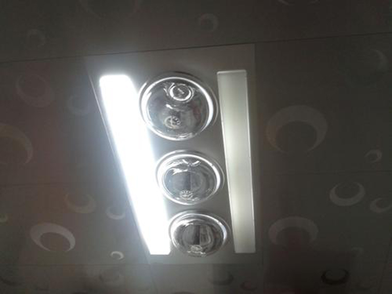 集成吊頂浴霸燈壞了怎么換，巧用吸盤解決浴霸面板取不下來的難題