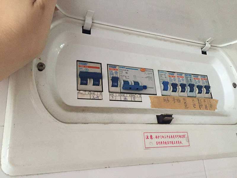 用電高峰期停電很苦惱，電表顯示跳閘怎
